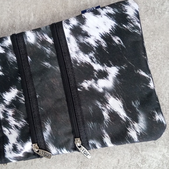 🚜🍒 Cow Print Triple Zip Crossbody Bag - Picture 2 of 5